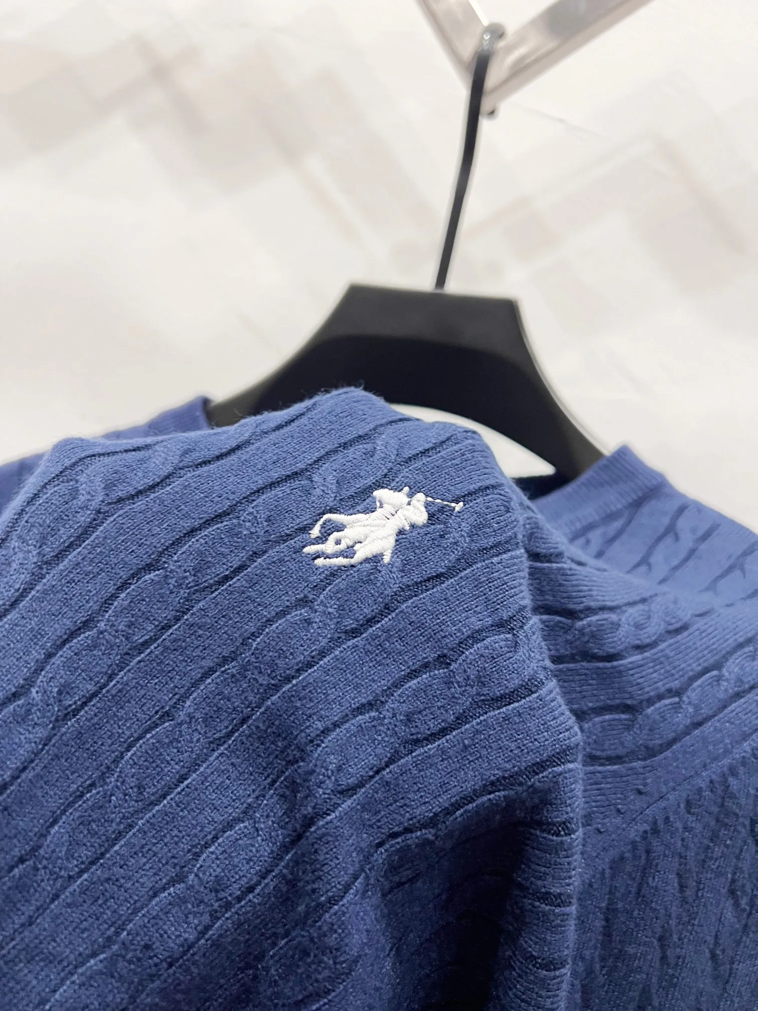 P180 Style number: (Q056) Ralph Lauren classic round neck solid color pony embroidered logo knitted cardigan long sleeves Ralph Lauren classic basic versatile twist knitted cardigan long sleeves Main supply platform live broadcast Wholesale entities Replenish when out of stock Not removed from the shelves Quality 1:1 version Complete three labels Correct version of pony logo Imported quality cotton yarn Focus on high-end Cost-effective Good quality Needless to say Zhao Lusi's same style is really amazing. It's so sweet. I'm so pretty. This cardigan is really good-looking. The upper body is simple and easy to wear. It's a must-have for goddess ootd. Good-looking clothes are never picky. A must-have in the wardrobe of goddesses. Size: S-XL. Color: black, apricot, gray, navy blue, red, white.